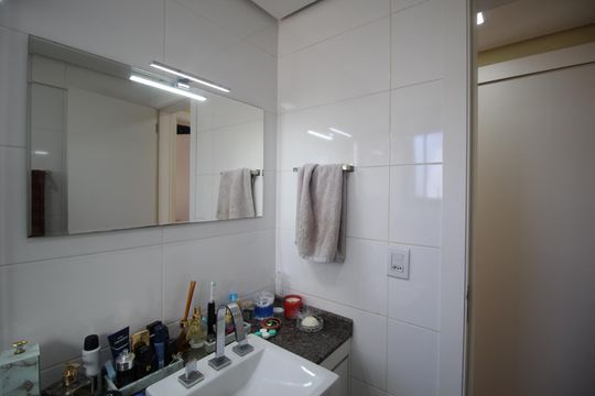 Banheiro de apartamento à venda com 2 quartos, 58m² em Mont’serrat, Porto Alegre