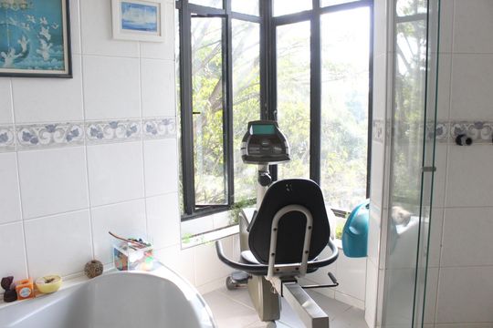 Banheiro de casa de condomínio para alugar com 4 quartos, 200m² em Chácara das Paineiras, Cotia