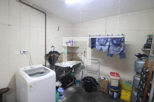 Casa à venda com 7 quartos, 300m² em Vila Romero, São Paulo