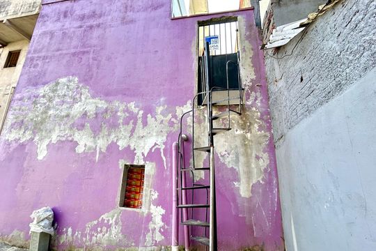 Placa instalada na fachada do imóvel  de casa para alugar com 1 quarto, 36m² em Parque Continental Ii, Guarulhos