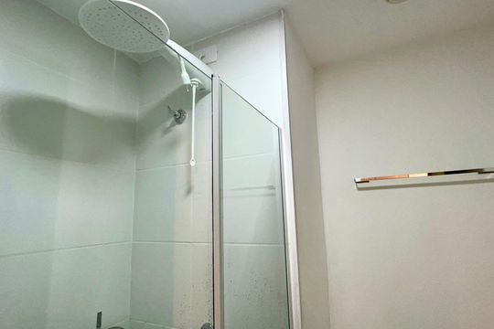 Banheiro de kitnet/studio para alugar com 1 quarto, 27m² em Pinheiros, São Paulo