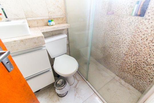 Banheiro da Suíte 1 de casa de condomínio à venda com 2 quartos, 67m² em Itaquera, São Paulo
