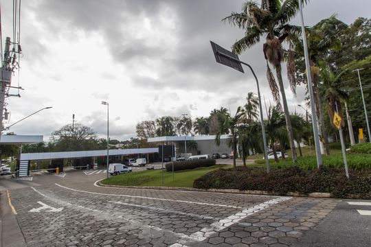 Vista da Rua de casa de condomínio à venda com 3 quartos, 375m² em Alphaville Residencial Um, Barueri