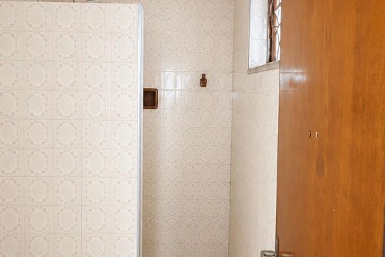 Banheiro de apartamento para alugar com 2 quartos, 65m² em Santa Cruz, Rio de Janeiro