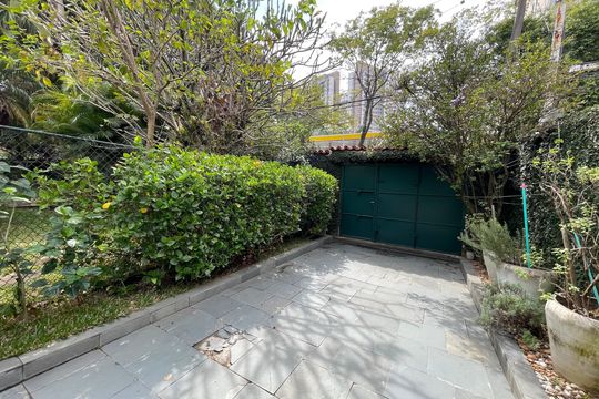 Garagem de casa à venda com 5 quartos, 208m² em Vila Pirajussara, São Paulo