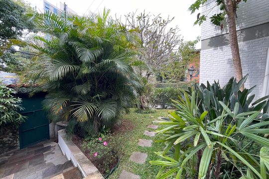 Jardim de casa à venda com 5 quartos, 208m² em Vila Pirajussara, São Paulo