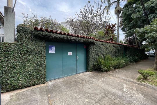 Fachada com plaquina TFBY-244 de casa à venda com 5 quartos, 208m² em Vila Pirajussara, São Paulo