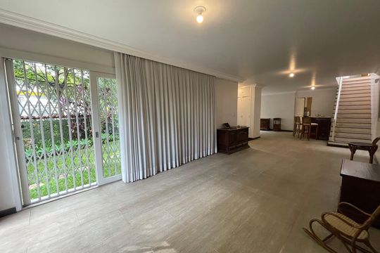 Sala de casa à venda com 5 quartos, 208m² em Vila Pirajussara, São Paulo