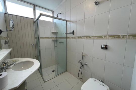 Banheiro 1 de casa à venda com 5 quartos, 208m² em Vila Pirajussara, São Paulo