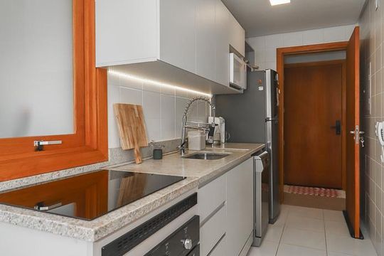Cozinha de apartamento para alugar com 2 quartos, 76m² em Chácara das Pedras, Porto Alegre