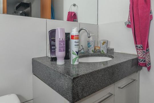 Banheiro da Suíte de apartamento à venda com 2 quartos, 52m² em Morro Santana, Porto Alegre