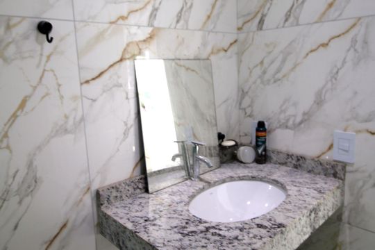 Banheiro de kitnet/studio para alugar com 1 quarto, 70m² em Irajá, Rio de Janeiro