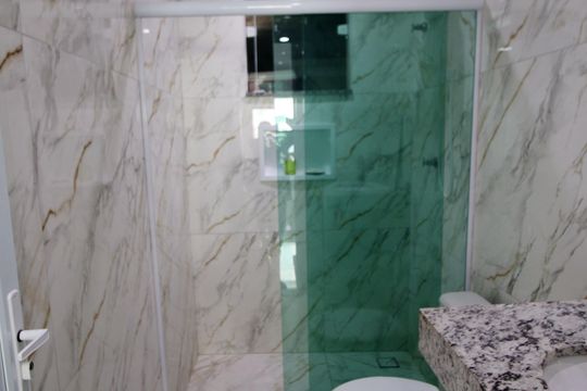 Banheiro de kitnet/studio para alugar com 1 quarto, 70m² em Irajá, Rio de Janeiro