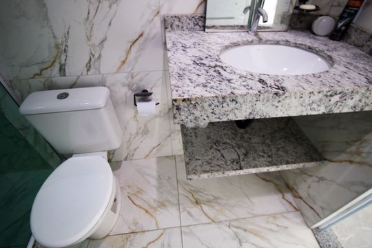 Banheiro de kitnet/studio para alugar com 1 quarto, 70m² em Irajá, Rio de Janeiro