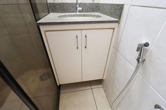 Banheiro Social de apartamento para alugar com 3 quartos, 94m² em Tabajaras, Uberlândia
