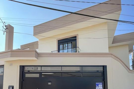 Fachada + plaquinha de casa à venda com 3 quartos, 185m² em Olímpico, São Caetano do Sul