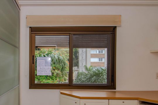 Plaquinha de apartamento à venda com 3 quartos, 144m² em Três Figueiras, Porto Alegre