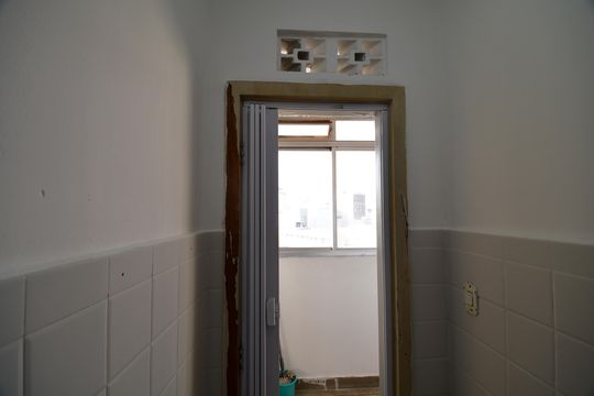 Banheiro de serviço de apartamento para alugar com 2 quartos, 100m² em Centro, Campinas