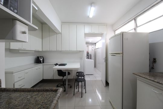 Cozinha de apartamento para alugar com 3 quartos, 134m² em Itaim Bibi, São Paulo