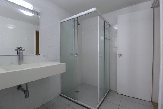 Banheiro da Suíte de apartamento para alugar com 3 quartos, 134m² em Itaim Bibi, São Paulo