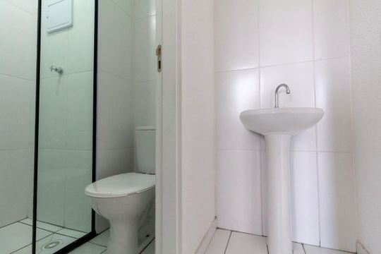 Banheiro de apartamento para alugar com 2 quartos, 39m² em Jardim Maringa, São Paulo