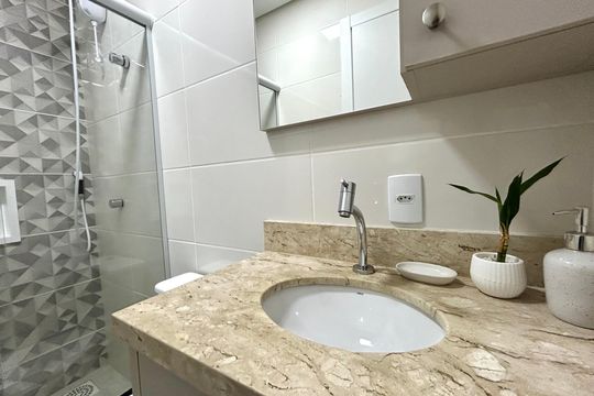 Banheiro  de kitnet/studio para alugar com 1 quarto, 29m² em Campeche, Florianópolis