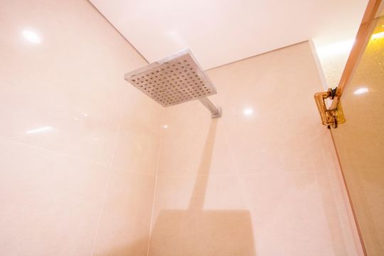 Banheiro social de apartamento à venda com 2 quartos, 53m² em Vila Alzira, Santo André