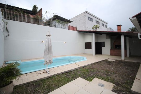 Quintal de casa à venda com 5 quartos, 290m² em Jardim Itu, Porto Alegre