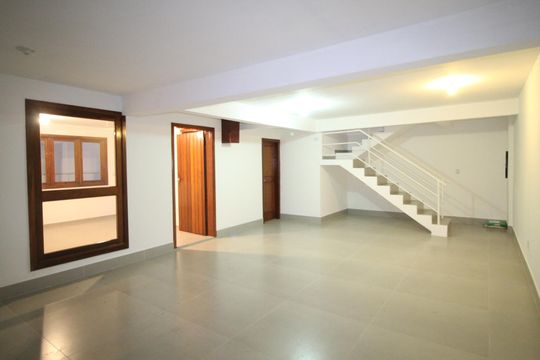 Garagem de casa à venda com 5 quartos, 290m² em Jardim Itu, Porto Alegre
