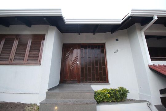 Fachada de casa à venda com 5 quartos, 290m² em Jardim Itu, Porto Alegre