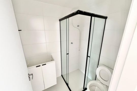 Banheiro de kitnet/studio para alugar com 1 quarto, 31m² em Parada Inglesa, São Paulo