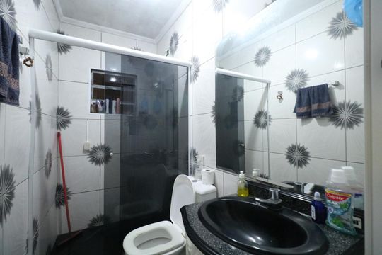 Banheiro 2 de casa à venda com 3 quartos, 90m² em Vila Nogueira, Diadema