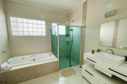 Banheiro de casa à venda com 4 quartos, 400m² em Caxambu, Jundiaí
