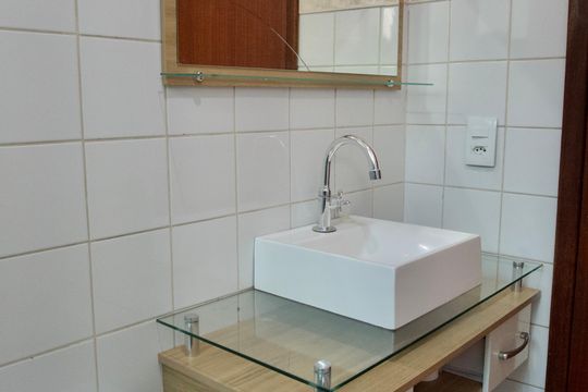 Banheiro de apartamento à venda com 2 quartos, 47m² em Vila Magnesita, Belo Horizonte