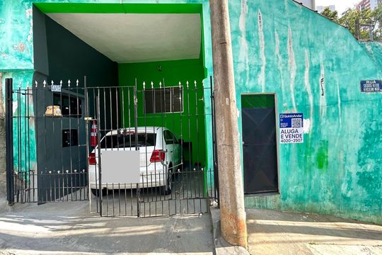 Placa instalada na fachada do imóvel  de casa à venda com 2 quartos, 60m² em Jardim Miriam, Guarulhos