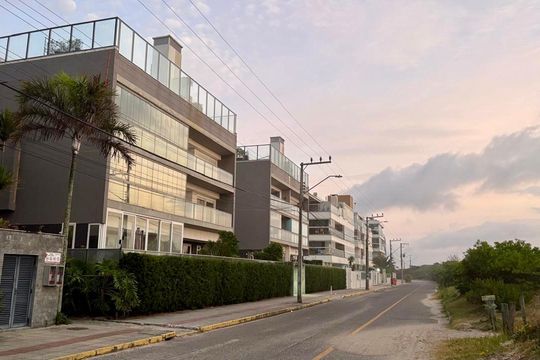 Fachada  de apartamento para alugar com 2 quartos, 80m² em Lagoa Pequena, Florianópolis