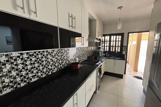 Cozinha de casa à venda com 2 quartos, 100m² em Jardim Arize, São Paulo