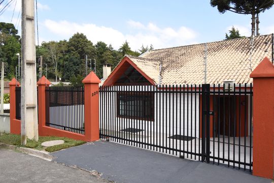 Fachada de casa à venda com 6 quartos, 280m² em Santo Inácio, Curitiba