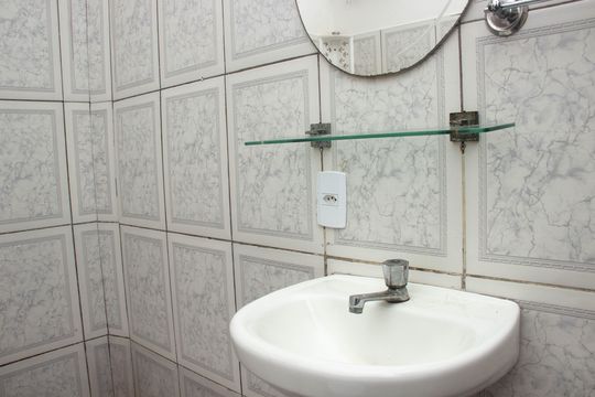 Banheiro de apartamento para alugar com 1 quarto, 50m² em Jardim Flamboyant, Cabo Frio