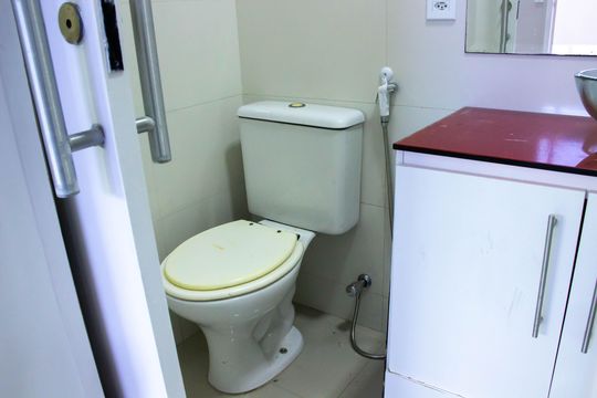 Banheiro de casa de condomínio para alugar com 1 quarto, 70m² em Jardim Excelcior, Cabo Frio