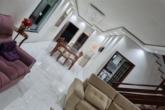 Casa à venda com 4 quartos, 238m² em Rio Bonito, São Paulo