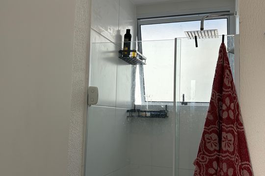 Banheiro de apartamento para alugar com 2 quartos, 61m² em Taquara, Rio de Janeiro