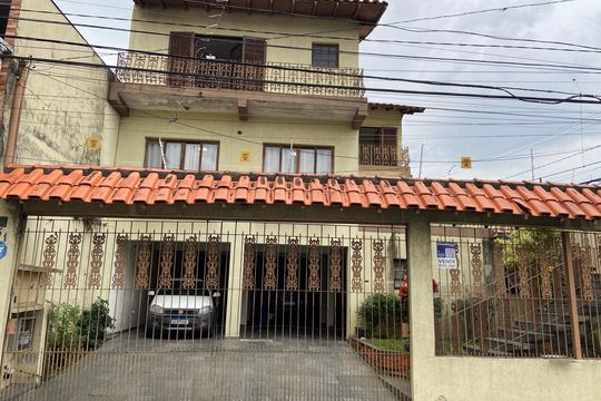 Fachada de casa à venda com 3 quartos, 278m² em Jaguaribe, Osasco
