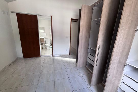 Quarto 1 de casa para alugar com 1 quarto, 50m² em Recreio dos Bandeirantes, Rio de Janeiro