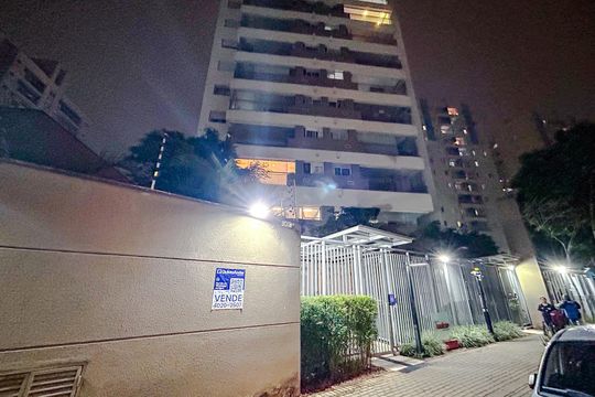 Fachada com Plaquinha de apartamento à venda com 3 quartos, 257m² em Chácara Seis de Outubro, São Paulo