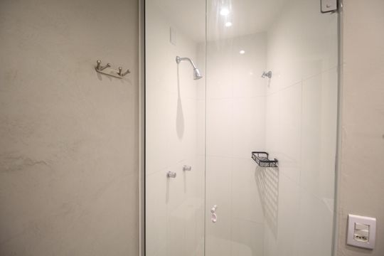 Banheiro de apartamento à venda com 1 quarto, 61m² em Rio Branco , Porto Alegre
