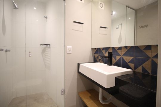 Banheiro de apartamento à venda com 1 quarto, 61m² em Rio Branco , Porto Alegre