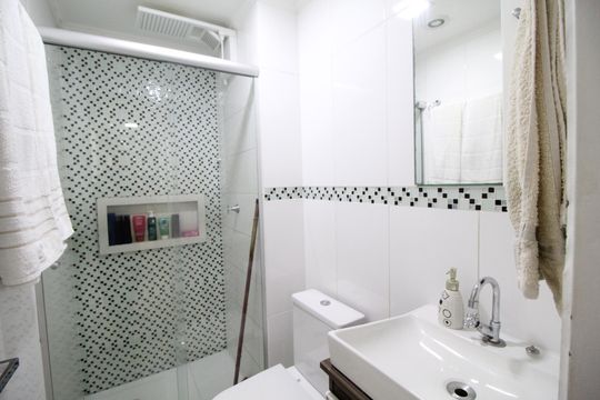 Banheiro de apartamento à venda com 2 quartos, 44m² em Canhema, Diadema