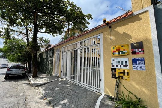 Fachada com plaquinha TFBY-236 de casa de condomínio à venda com 2 quartos, 89m² em Vila Pirajussara, São Paulo