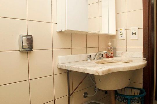 Banheiro social de apartamento para alugar com 2 quartos, 87m² em Santana, Porto Alegre